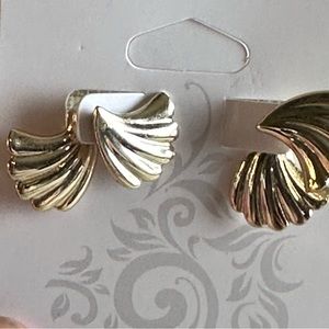 Vintage gold shell shape with decorative back post